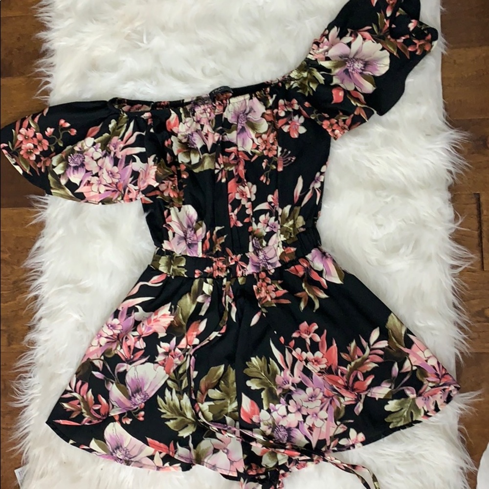 Off the shoulder floral romper 🌺🌺